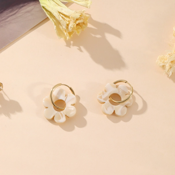 Boucles d’oreilles fleurs beige