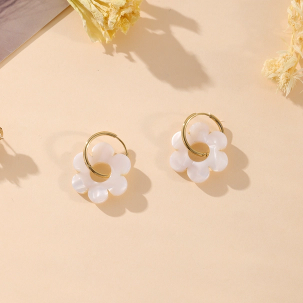 Boucles d’oreilles fleurs blanches