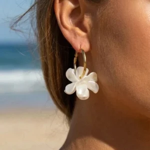 boucles d'oreilles fleurs blanches